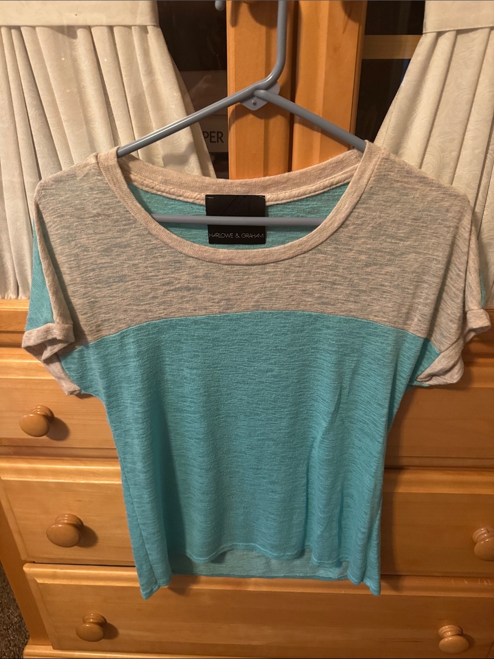 Harlowe & Graham Teal and Beige Short-Sleeve Colorblock Crewneck